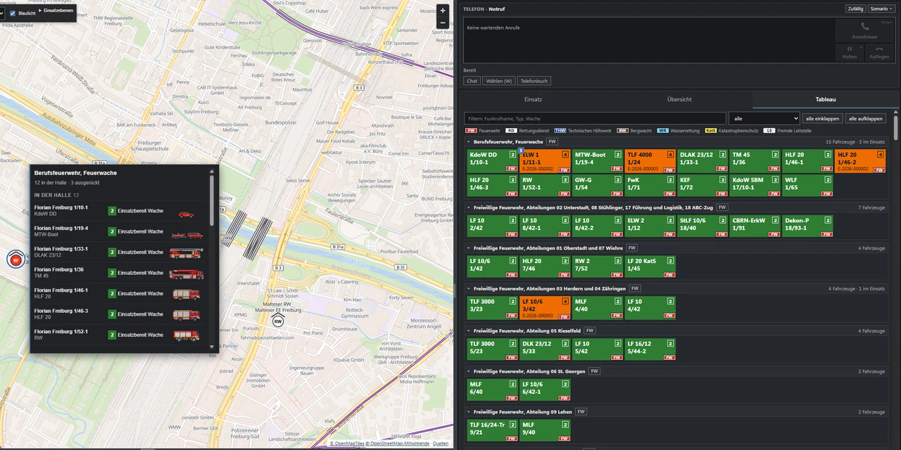 Wachenfenster der Berufsfeuerwehr auf der Karte mit den Fahrzeugen in der Halle und ihren Bildern, daneben das Tableau mit allen Fahrzeugen als Kacheln in ihren Statusfarben: grün einsatzbereit, orange am Einsatzort.