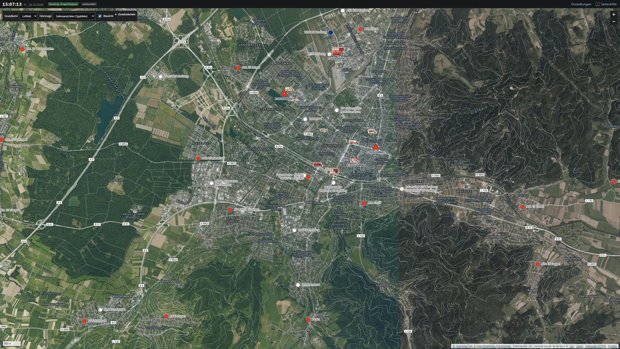 Fenster Karte: Luftbild von Freiburg mit mehreren Einsatzstellen als rote Dreiecke, Fahrzeugen als Bilder und den Zeichen von Wachen und Notarztstandorten.